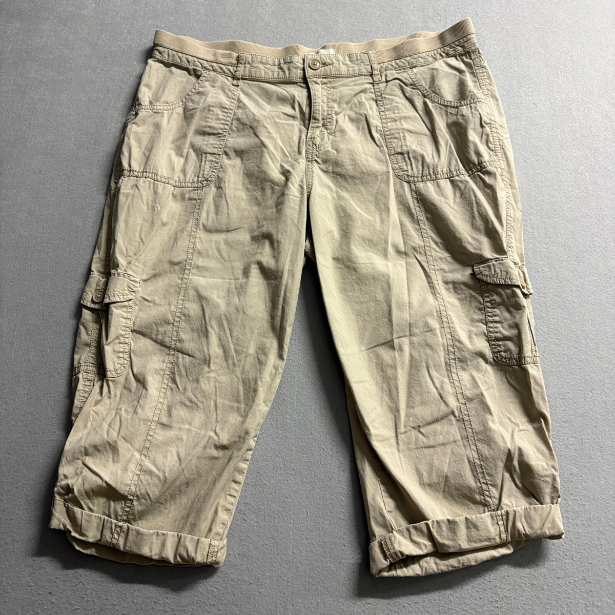 St. John's Bay Capri Cargo Pants Women Size 14 Beige Khaki Stretch Knit Waist