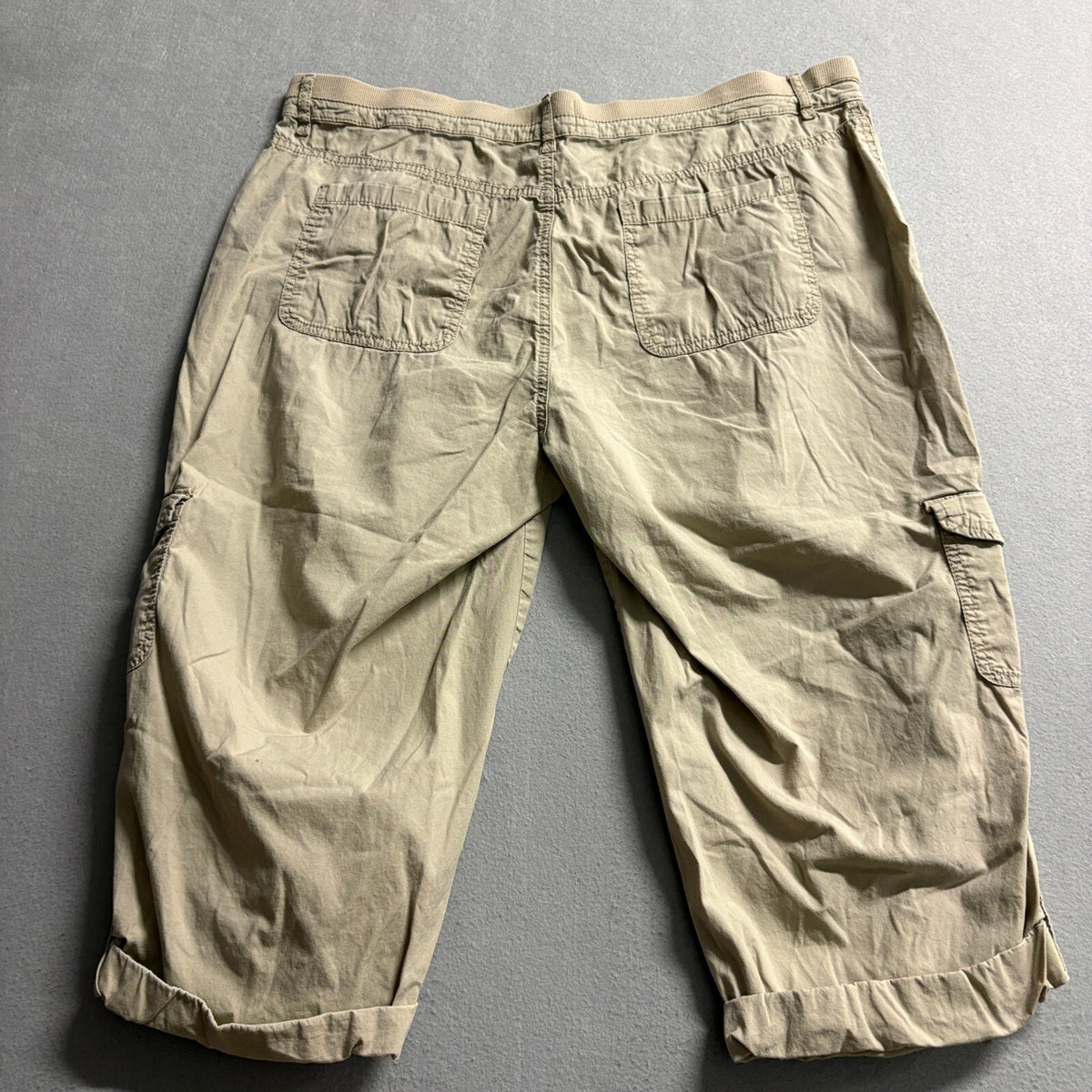 St. John's Bay Capri Cargo Pants Women Size 14 Beige Khaki Stretch Knit Waist