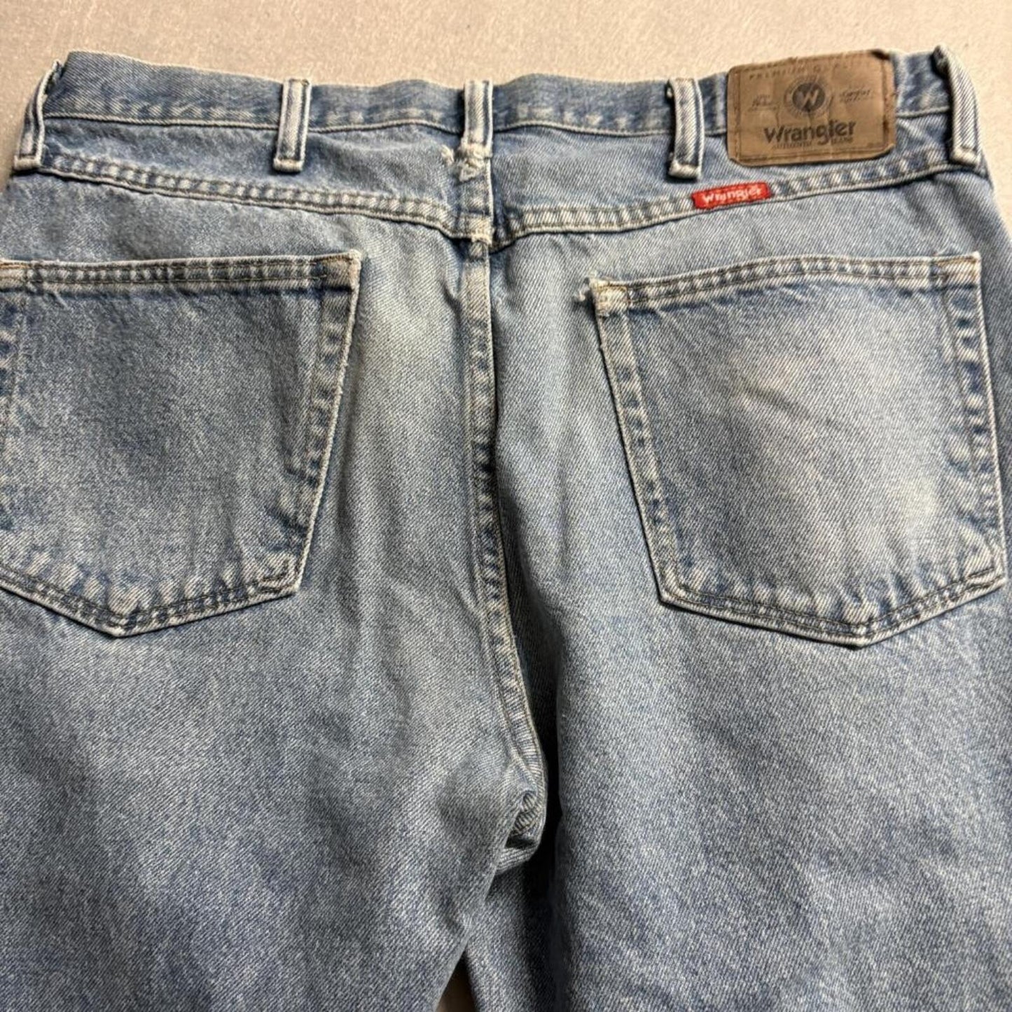 Wrangler Regular Fit Jeans Mens 34x34 Light Wash Blue Denim Straight Leg 96501DS