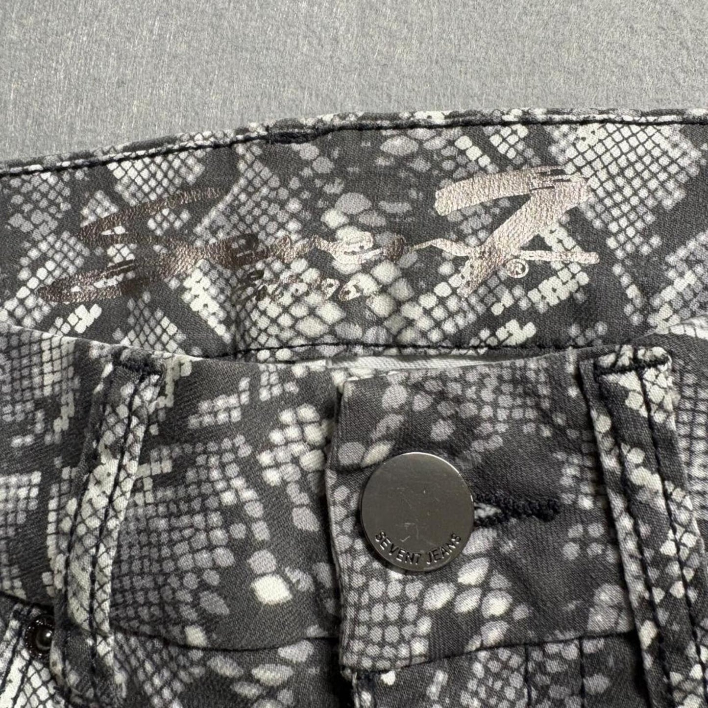 Seven7 Tummyless High Rise Skinny Jeans Womens Size 6 Gray Snakeskin Print