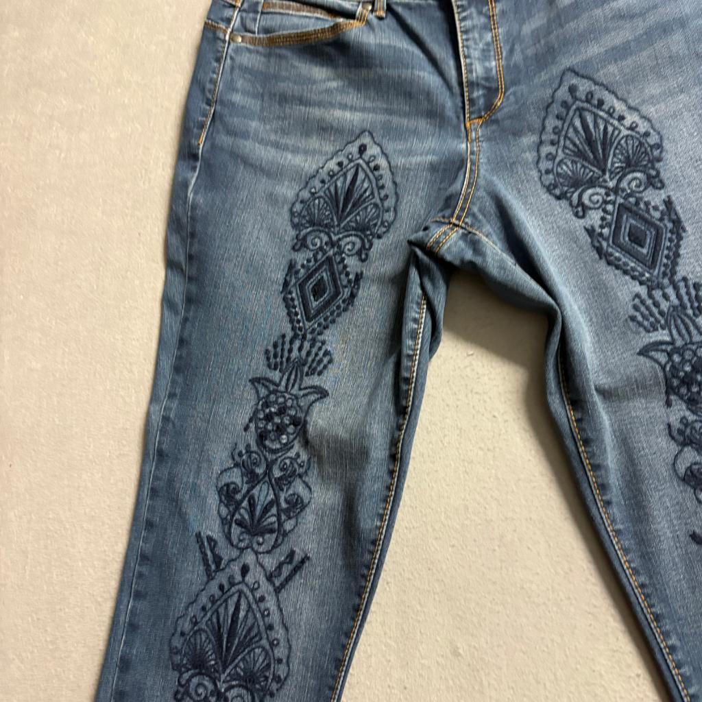 Bandolino Mandie Lisbeth Embroidered Jeans Womens Size 8 Blue Denim Raw Hem