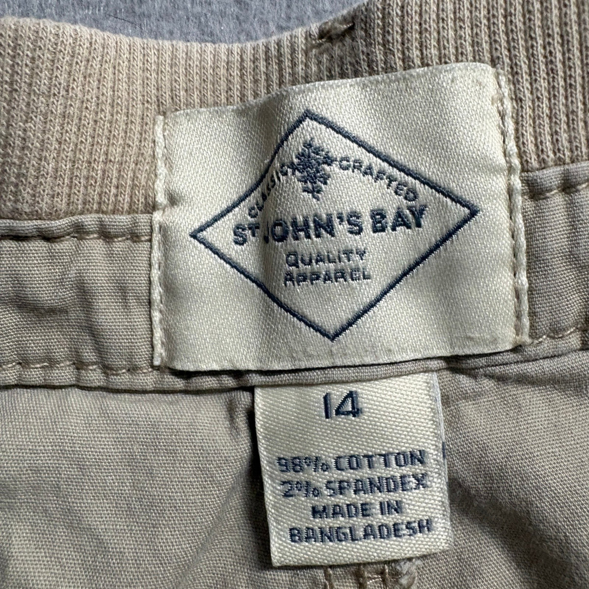St. John's Bay Capri Cargo Pants Women Size 14 Beige Khaki Stretch Knit Waist