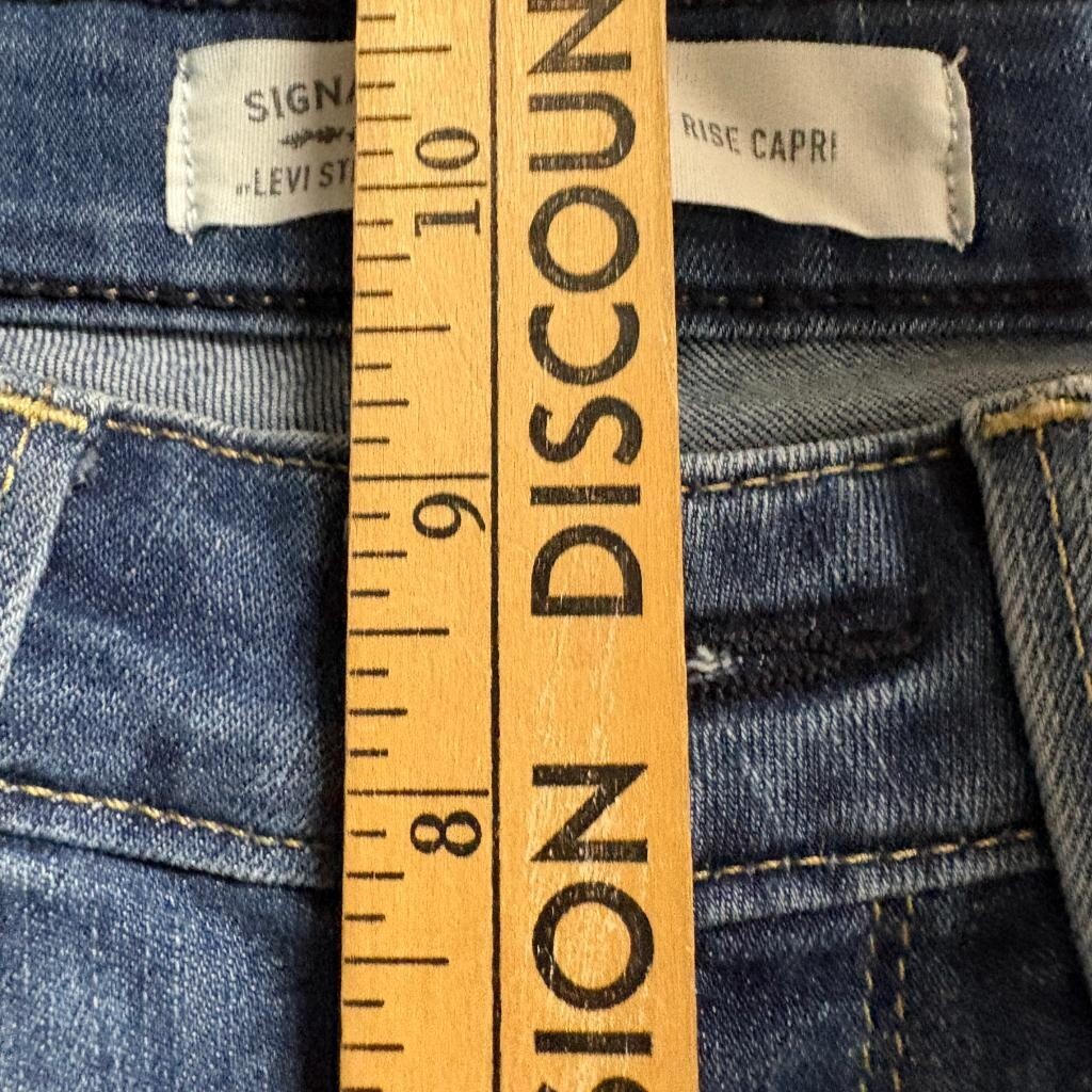 Signature by Levi Strauss Co Womens Mid Rise Capri Jeans Size 6 Blue Denim