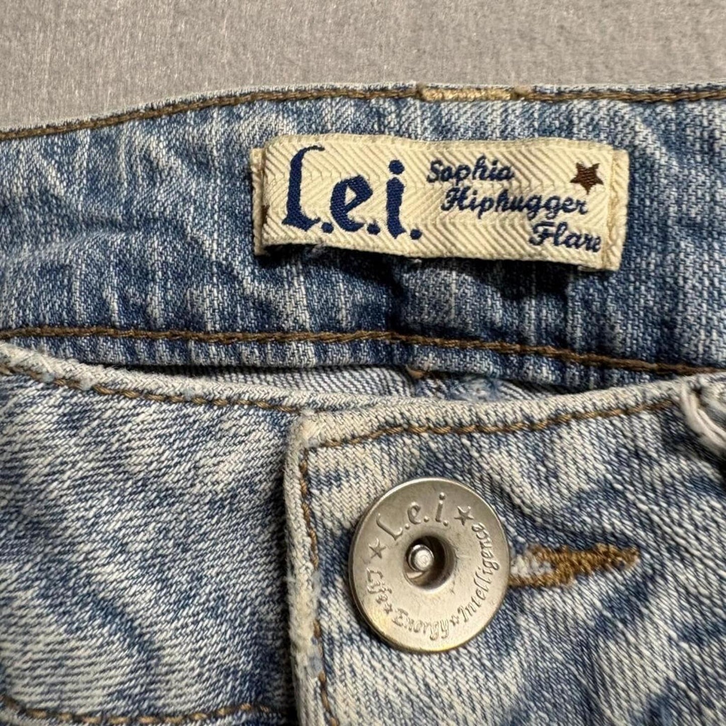 LEI Sophia Hiphugger Flare Jeans Womens 5 Short Light Wash Distressed Denim Y2K