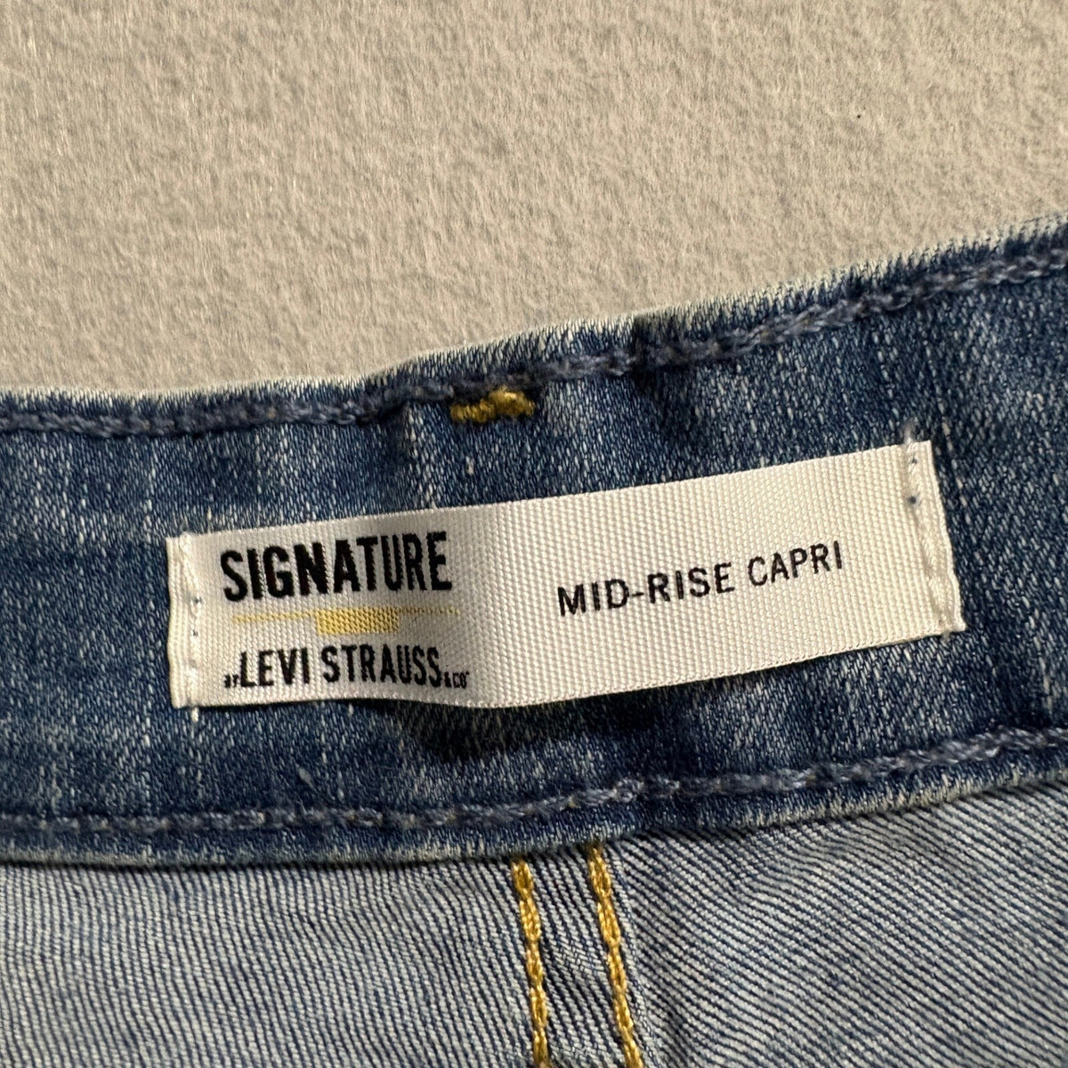 Signature by Levi Strauss & Co Women Size 14 Mid-Rise Capri Denim Jeans Blue