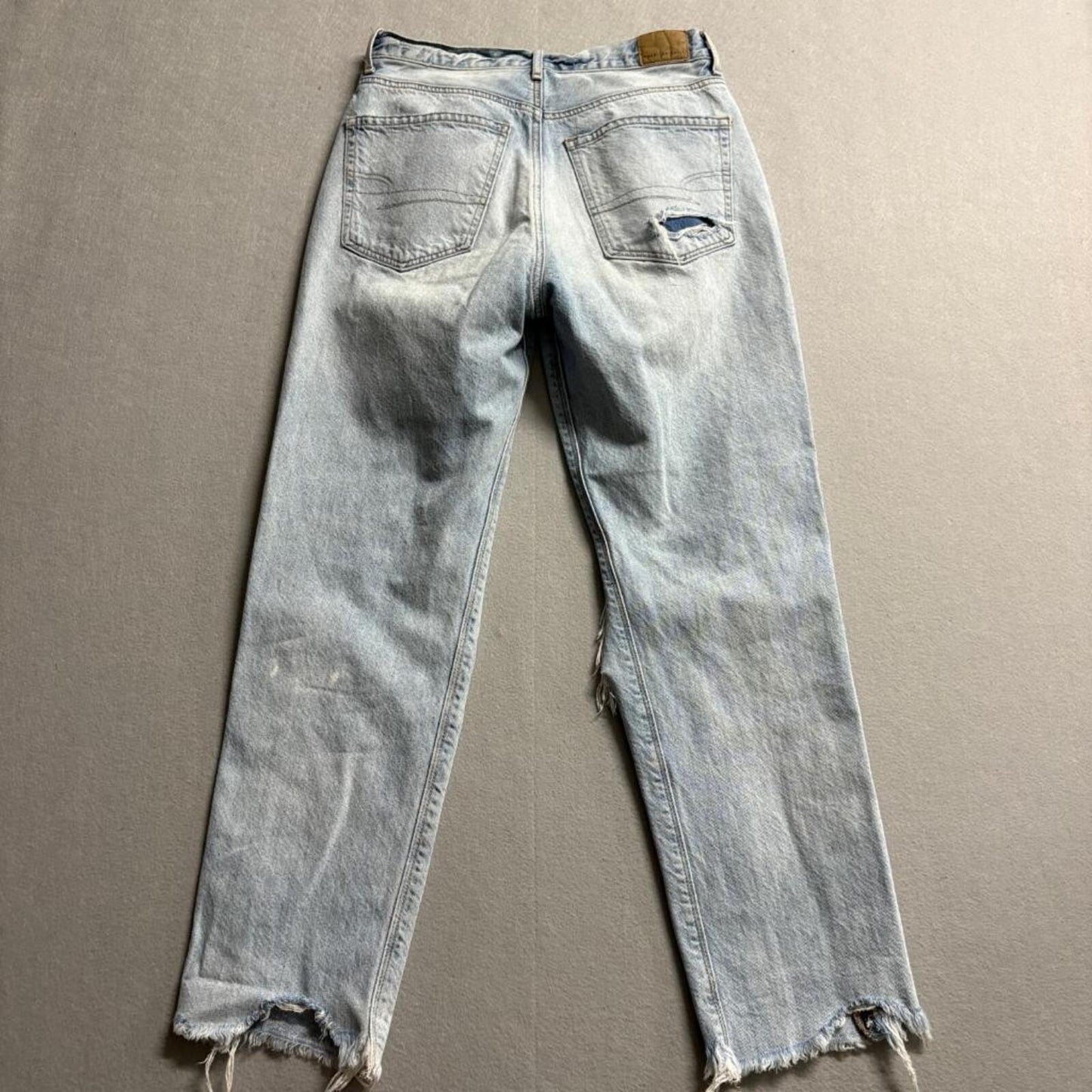 American Eagle 90s Boyfriend Jeans Womens Size 2 Light Wash Distressed Raw Hem