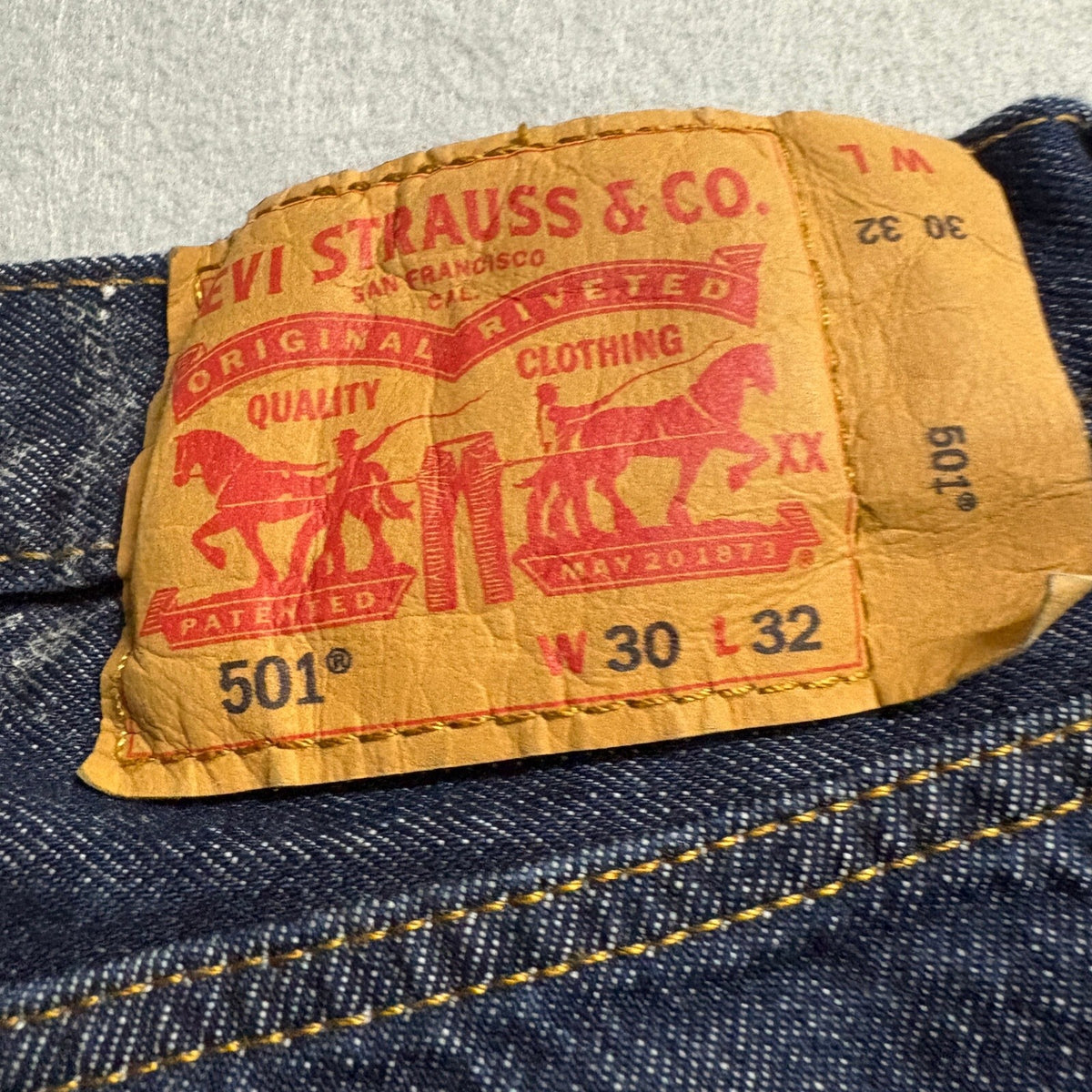 Levis 501 Original Fit Jeans Mens 30x32 Dark Wash Blue Denim Button Fly