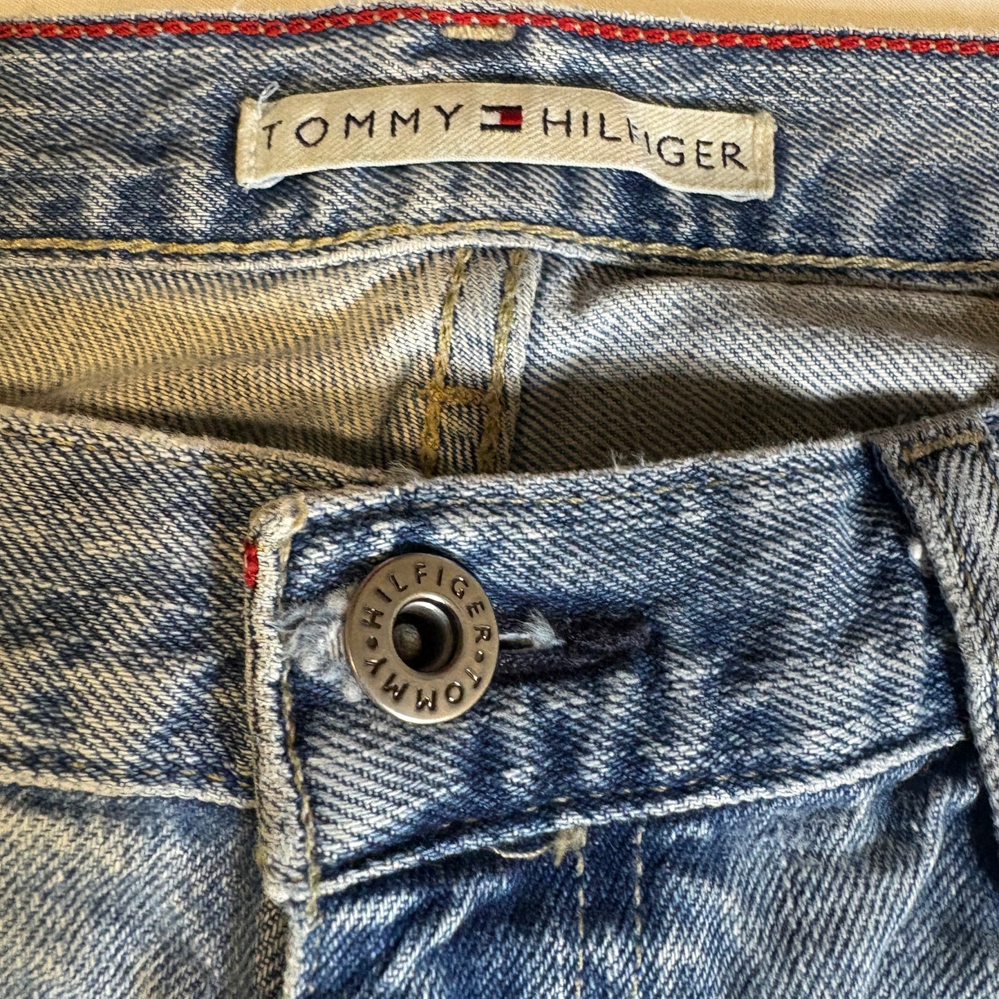 Tommy Hilfiger Jeans Men’s Light Wash Denim Straight Leg Vintage USA Flag Logo