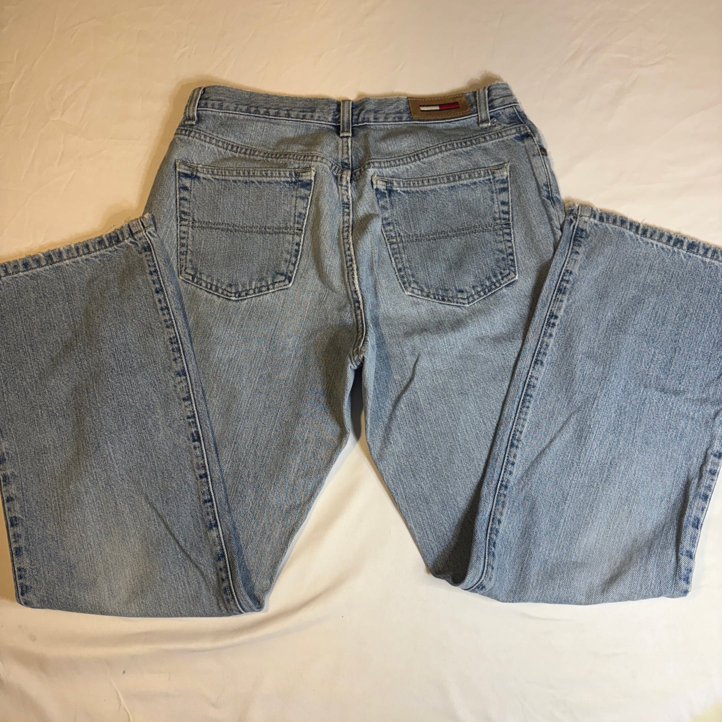 Tommy Hilfiger Jeans Men’s Light Wash Denim Straight Leg Vintage USA Flag Logo