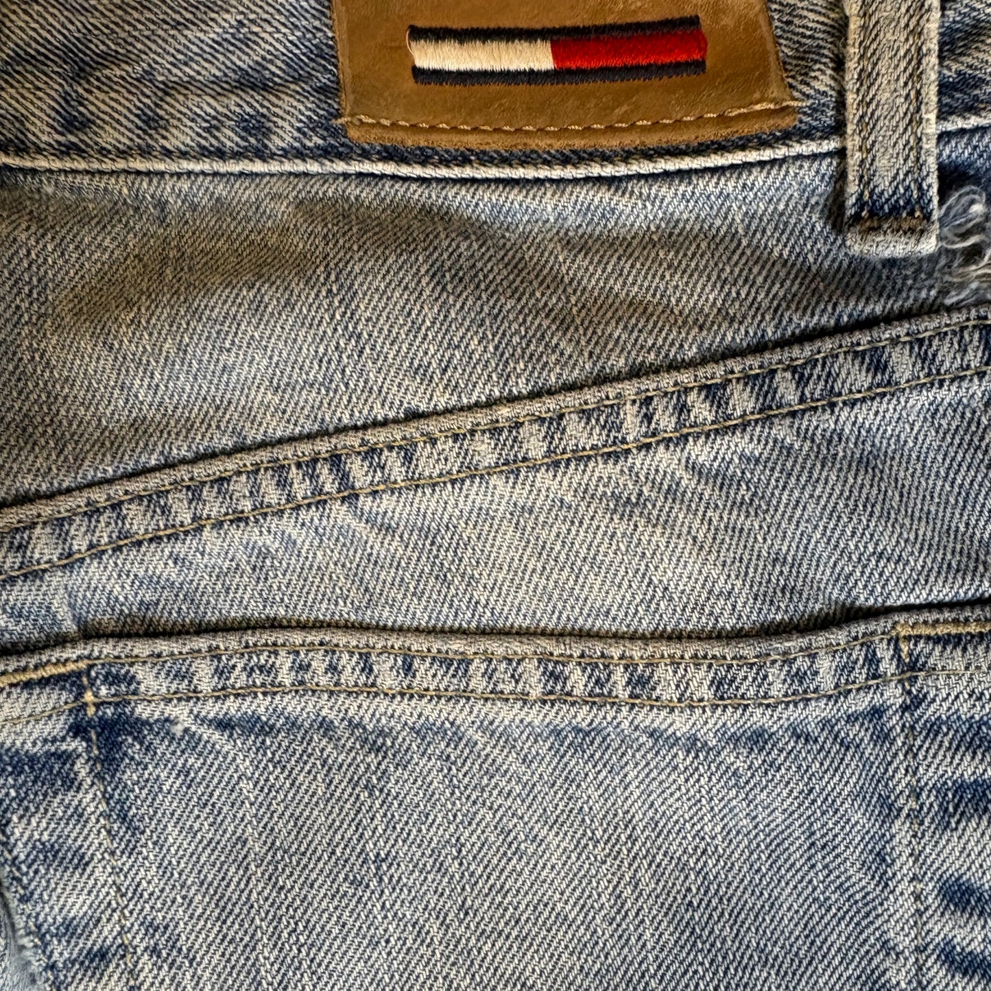 Tommy Hilfiger Jeans Men’s Light Wash Denim Straight Leg Vintage USA Flag Logo