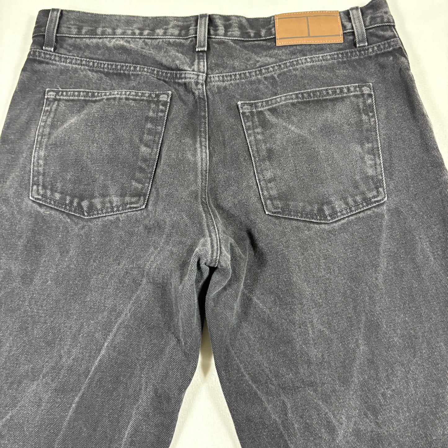 Tommy Hilfiger mens jeans size 34x30 black straight leg denim Y2K vintage grunge