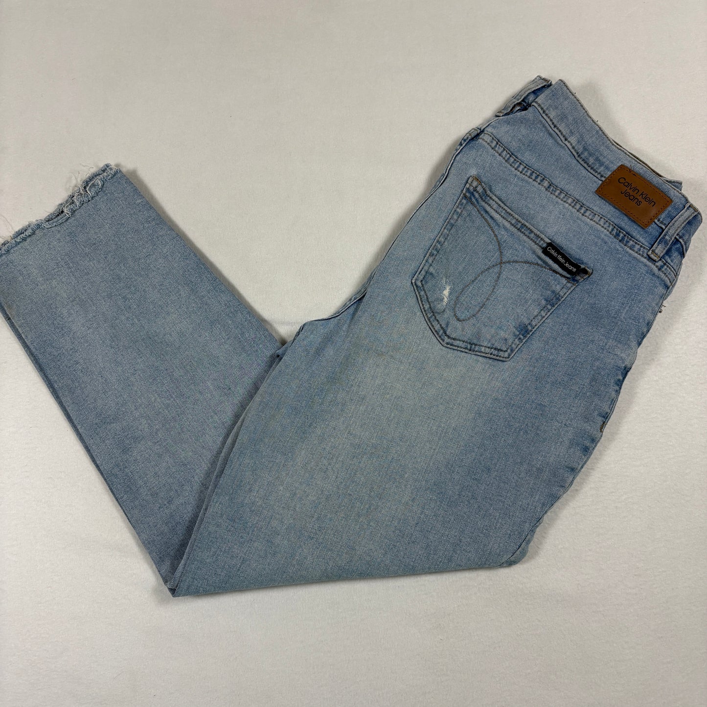 Calvin Klein womens jeans 12/31 light wash distressed straight leg frayed hem Y2K