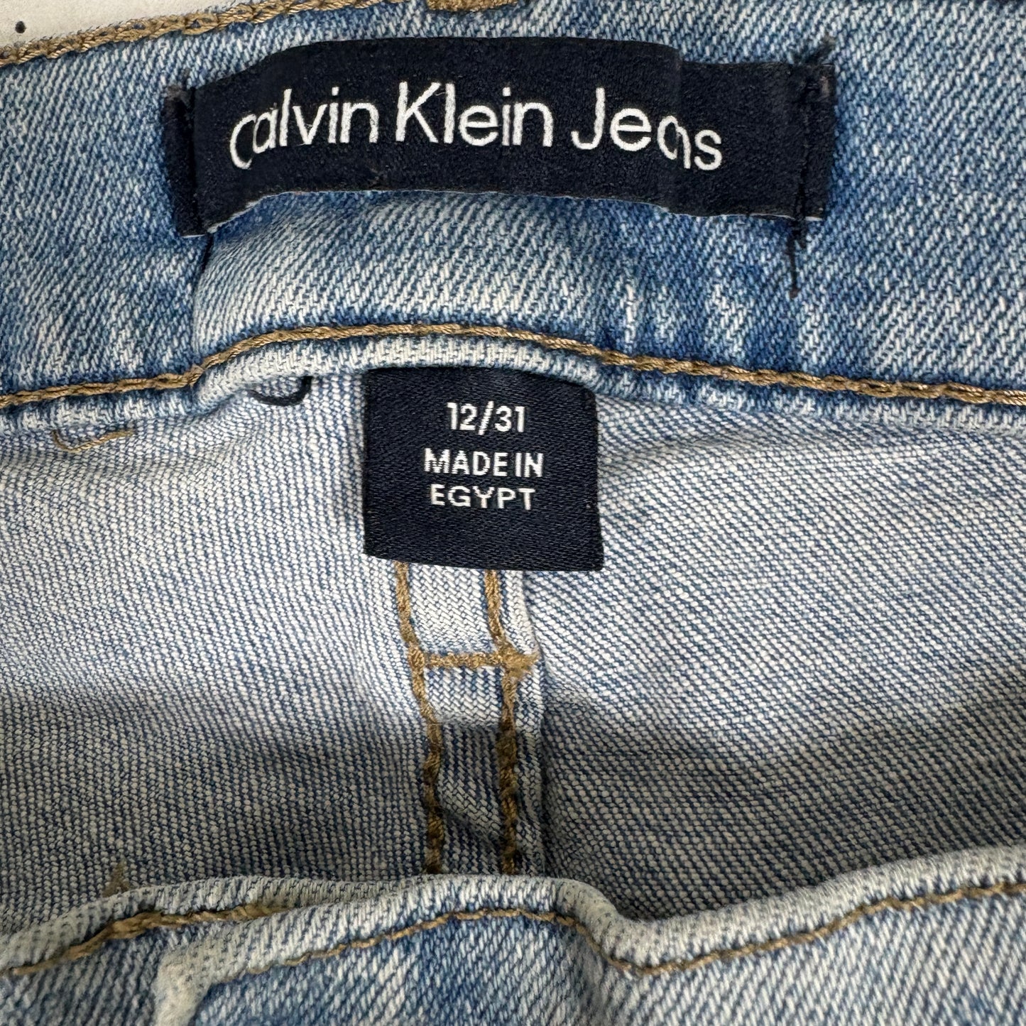 Calvin Klein womens jeans 12/31 light wash distressed straight leg frayed hem Y2K