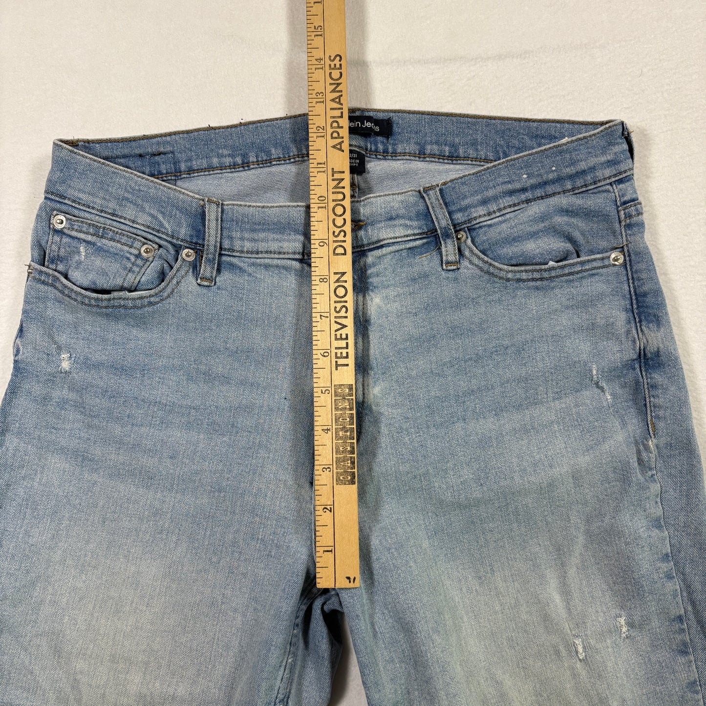 Calvin Klein womens jeans 12/31 light wash distressed straight leg frayed hem Y2K