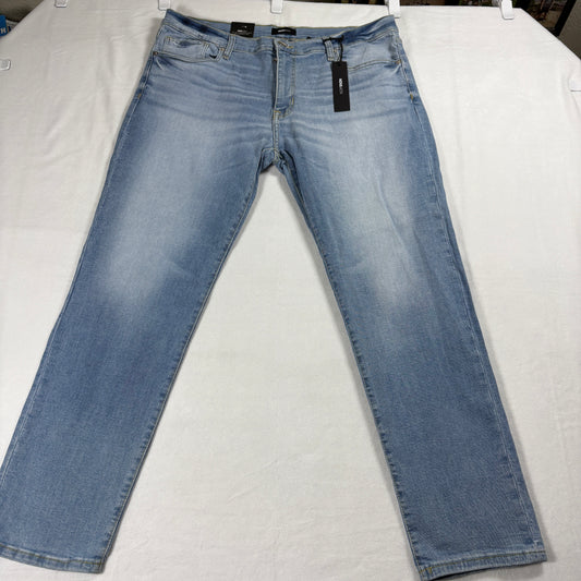 Mens Light Wash Jeans Size 38 Straight Leg Stretch Denim Casual NWT Classic Fit.