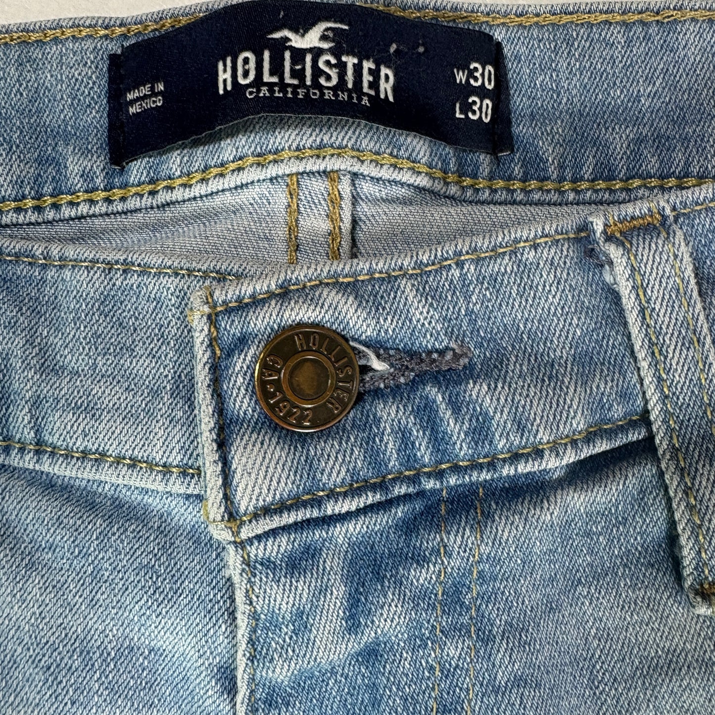 Hollister Men’s 30x30 Light Wash Distressed Jeans Ripped Denim Straight Fit