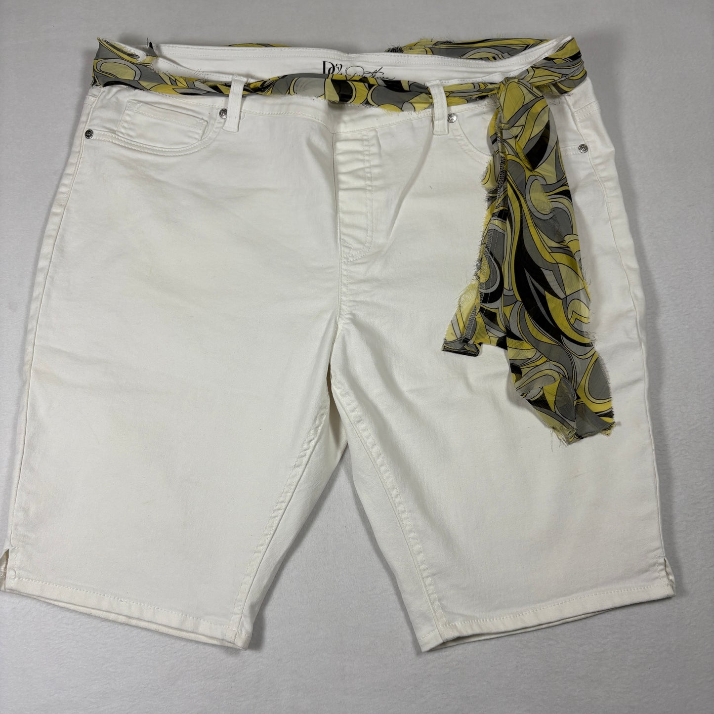 DG2 Womens Shorts 2X White Stretch Denim Bermuda Y2K 90s Vintage Scarf Belt