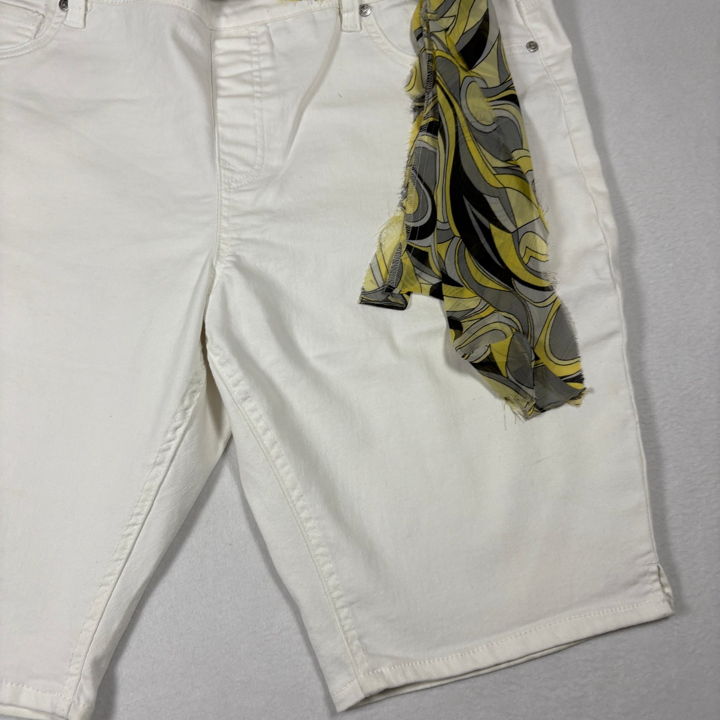 DG2 Womens Shorts 2X White Stretch Denim Bermuda Y2K 90s Vintage Scarf Belt