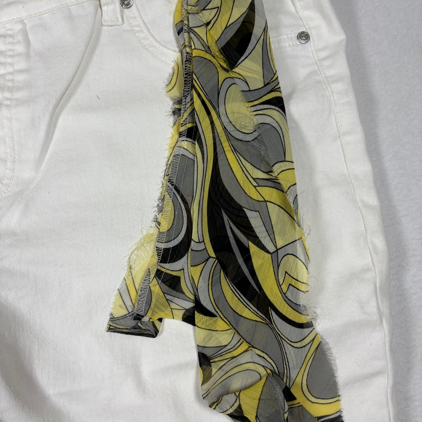 DG2 Womens Shorts 2X White Stretch Denim Bermuda Y2K 90s Vintage Scarf Belt