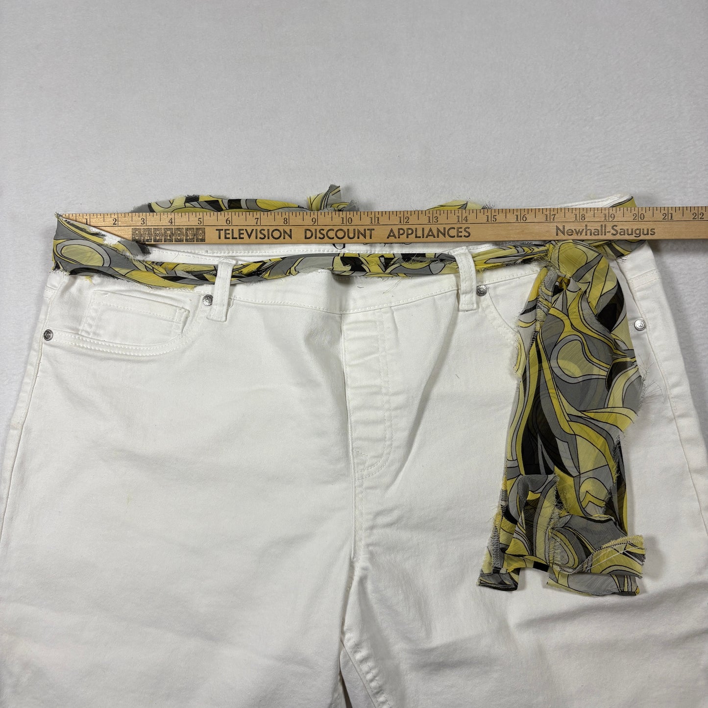 DG2 Womens Shorts 2X White Stretch Denim Bermuda Y2K 90s Vintage Scarf Belt