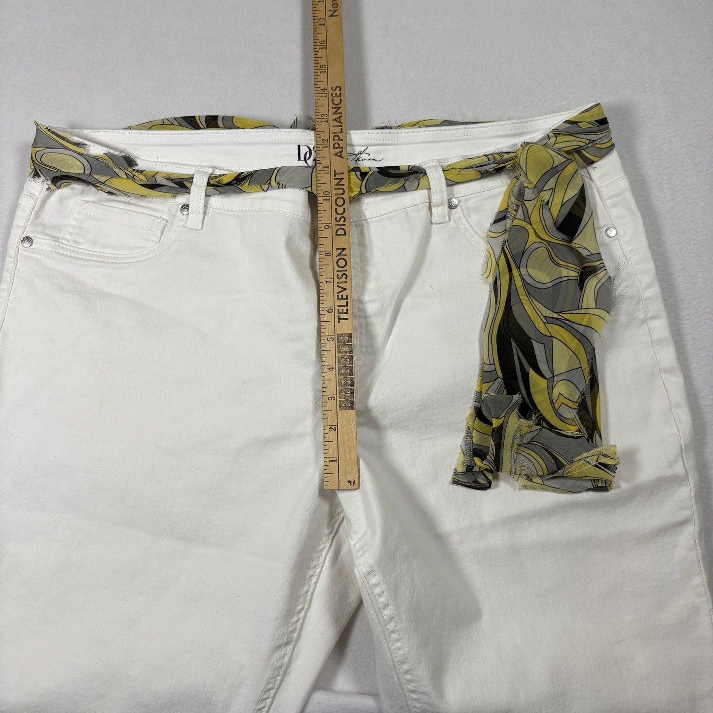 DG2 Womens Shorts 2X White Stretch Denim Bermuda Y2K 90s Vintage Scarf Belt