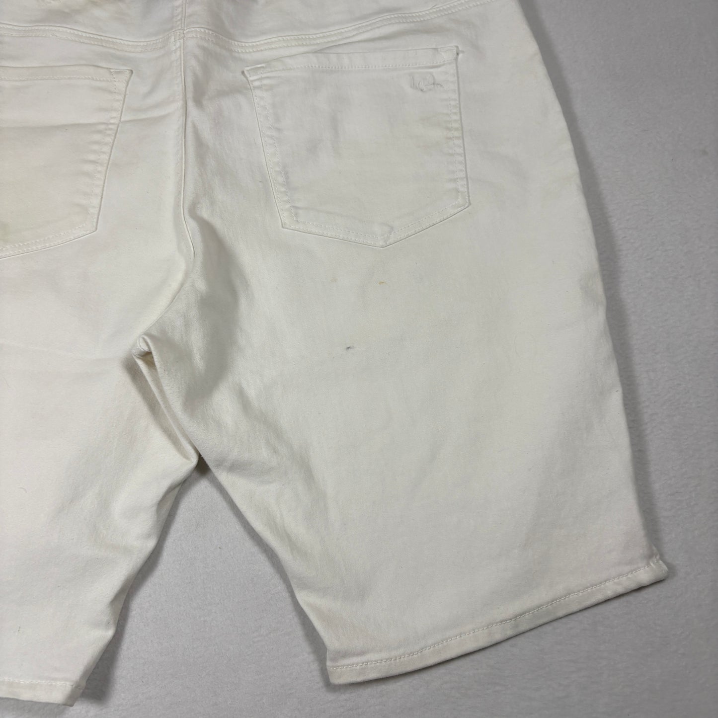 DG2 Womens Shorts 2X White Stretch Denim Bermuda Y2K 90s Vintage Scarf Belt