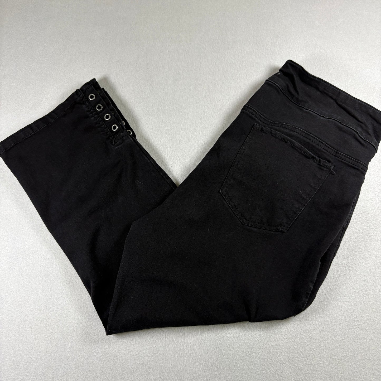 Westbound Womens Black Capri Pants Size 16 Plus Grommet Hem Stretch Y2K Grunge