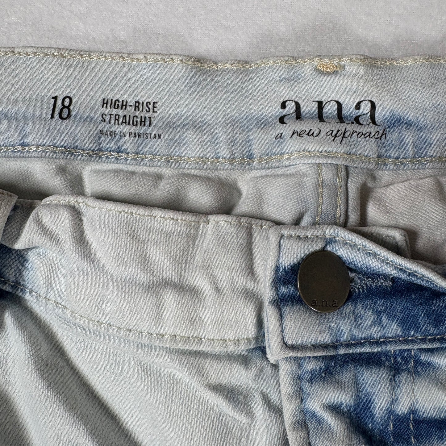 a.n.a Jeans Womens 18 High Rise Straight Distressed Ripped Light Wash Denim