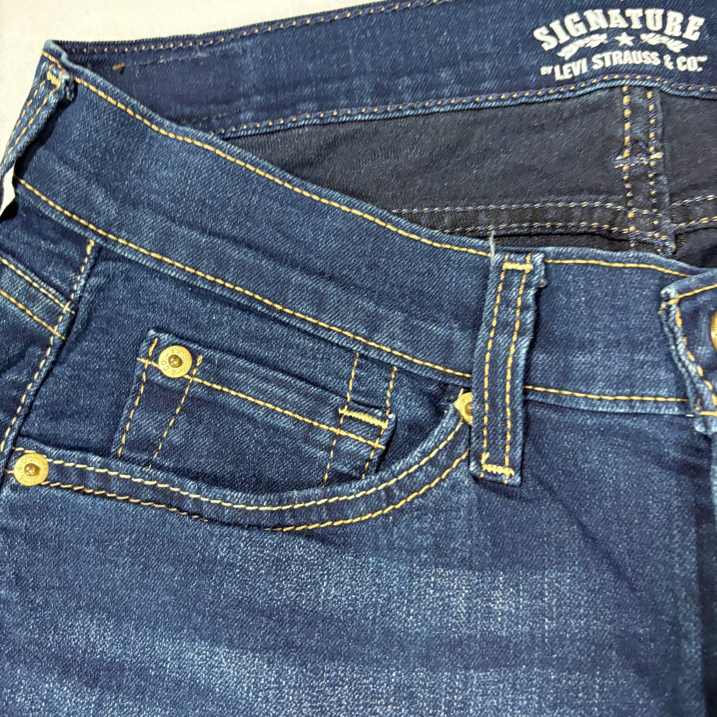 Levi’s Signature Jeans Women’s 10 Curvy Bootcut Mid Rise Dark Wash Stretch Denim