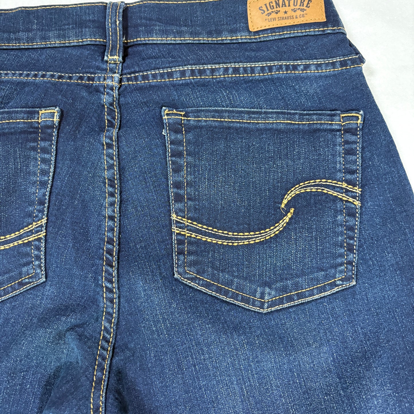 Levi’s Signature Jeans Women’s 10 Curvy Bootcut Mid Rise Dark Wash Stretch Denim