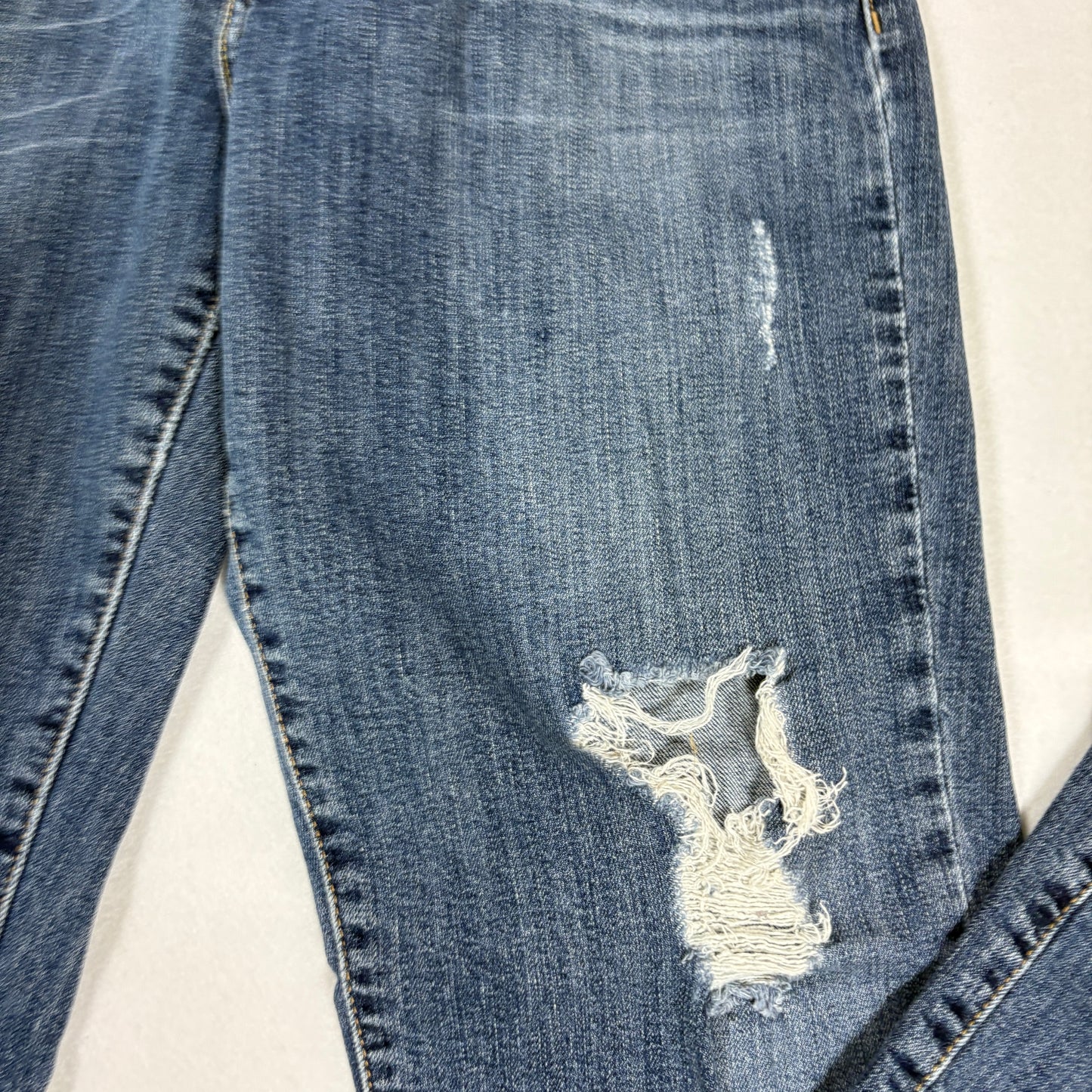 Levi’s Jeans Women’s 9 Medium Blue Distressed Skinny Stretch Denim Ripped