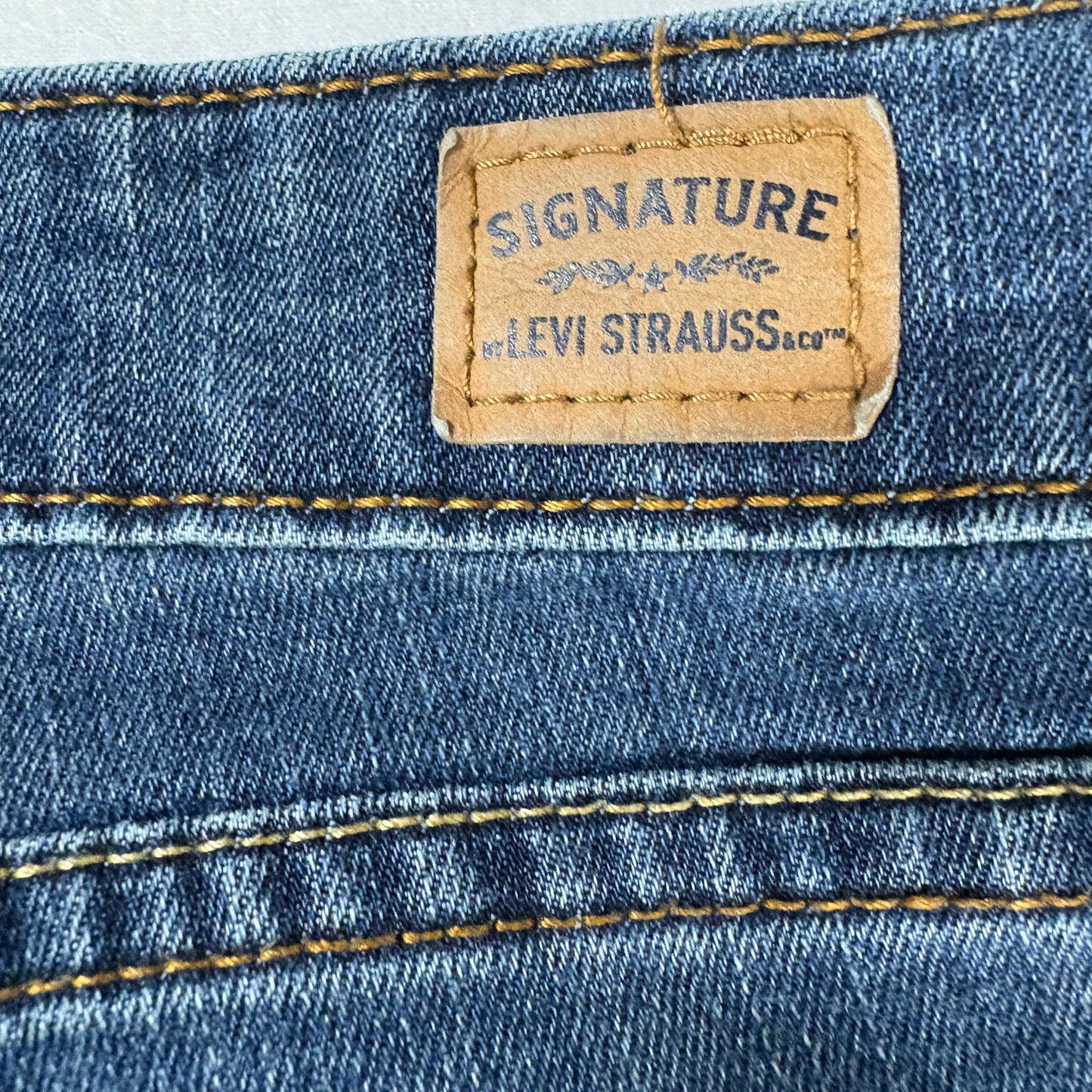 Levis Signature Womens Jeans Size 6 W28 Straight Leg Blue Denim Classic Vintage