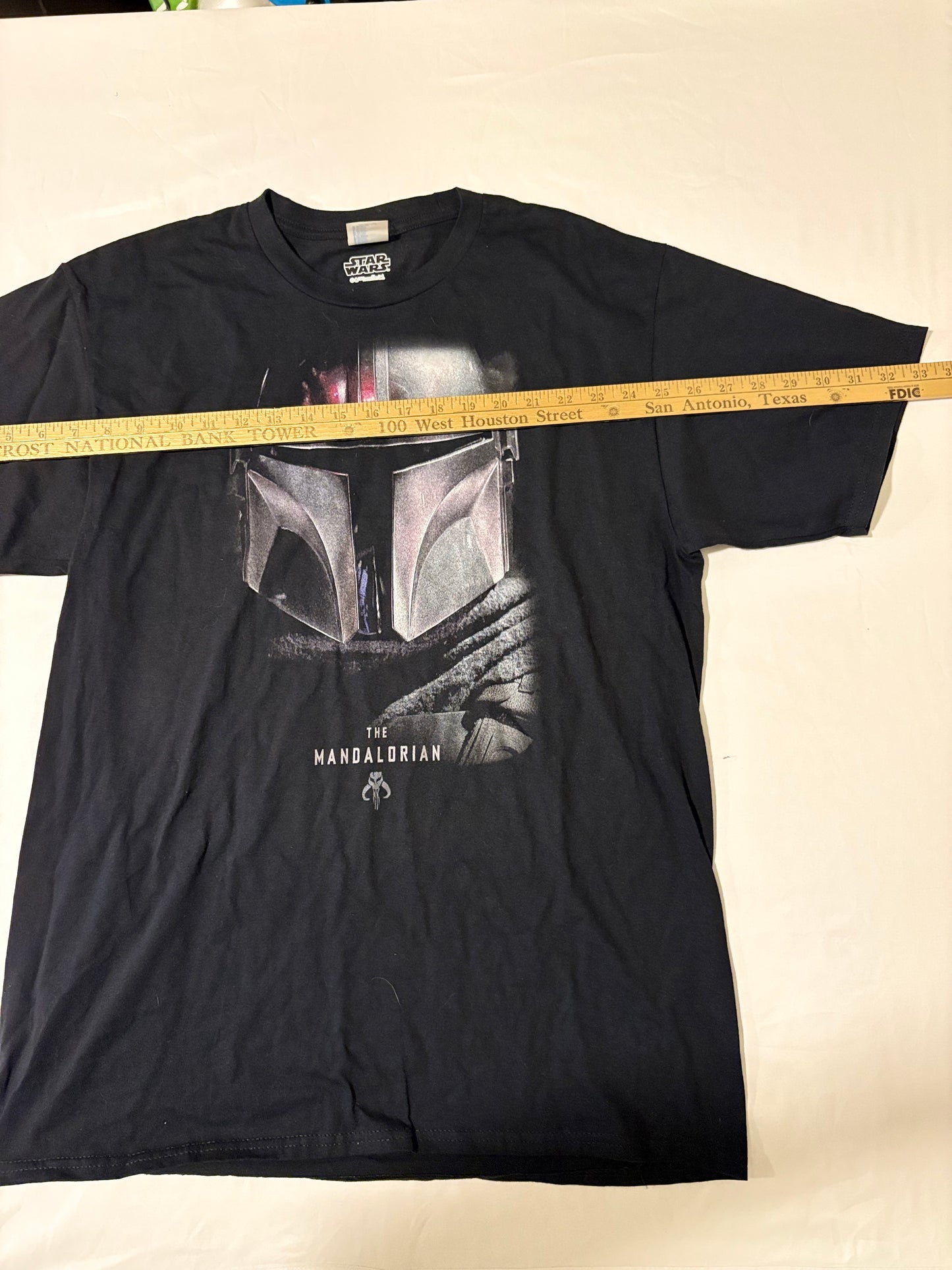 Star Wars The Mandalorian T-Shirt Men’s L Black Din Djarin Helmet Disney Tee