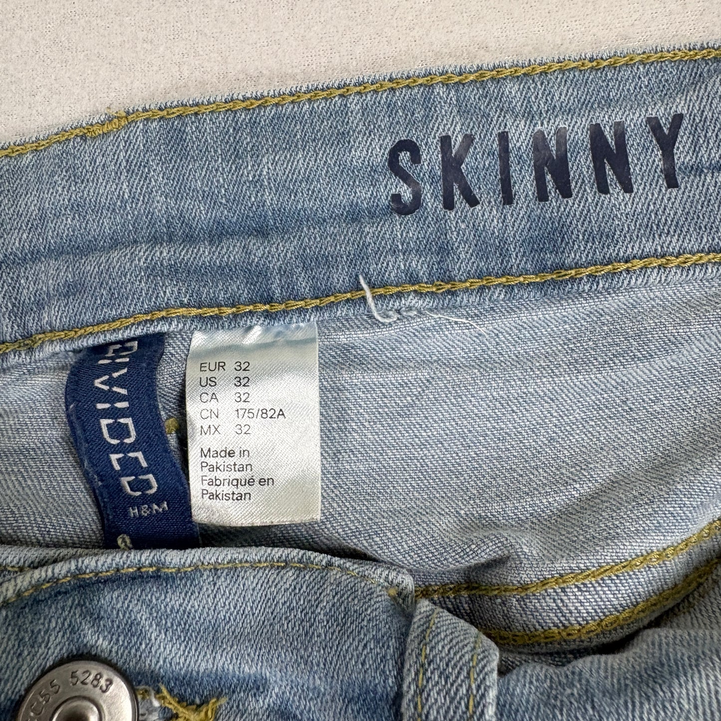 H&M Divided Mens Skinny Jeans 32 Light Wash Distressed Ripped Y2K Grunge Denim