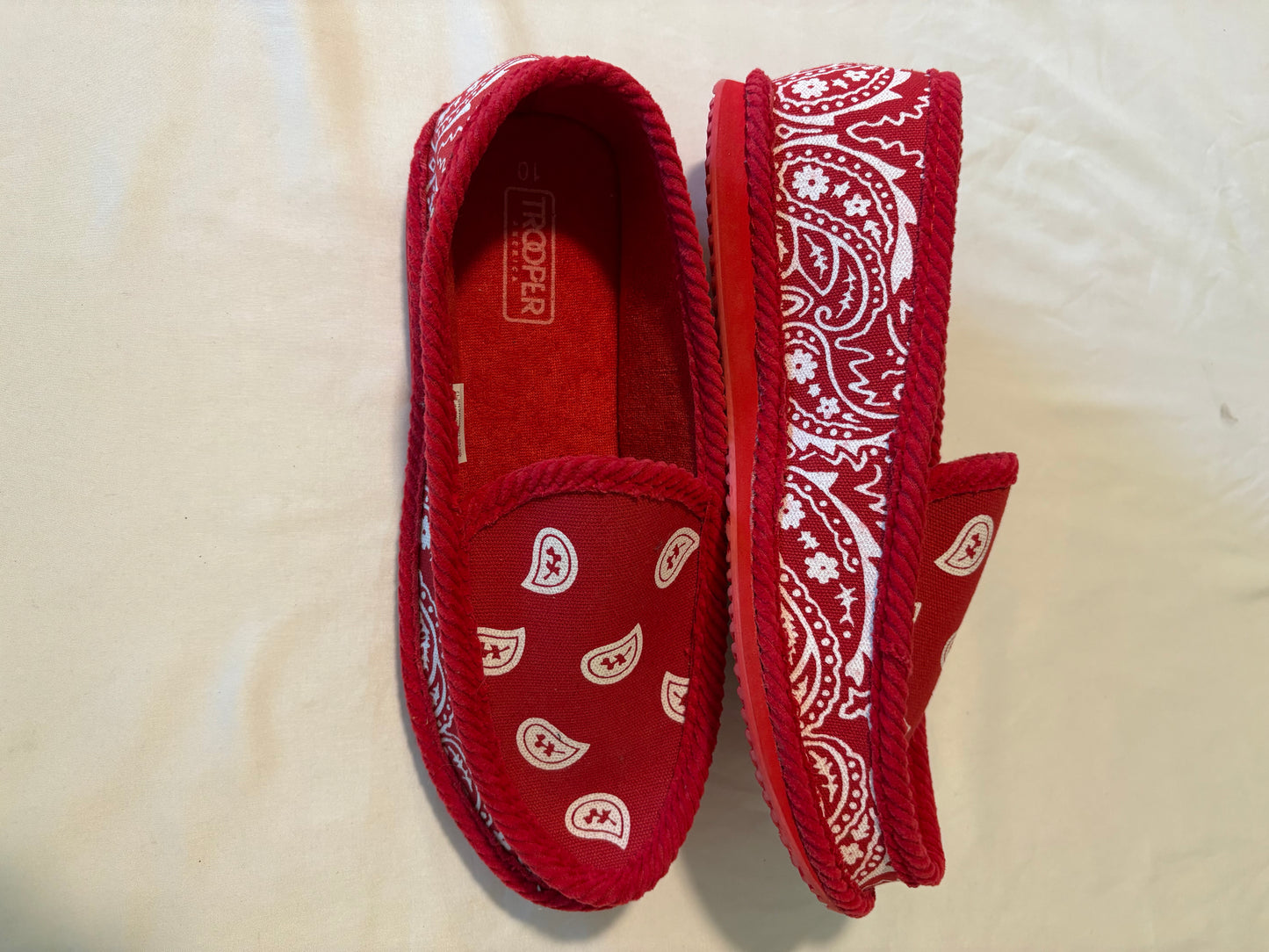 Trooper America Red Bandana Slippers Men’s 10 Women’s 12 House Shoes Paisley