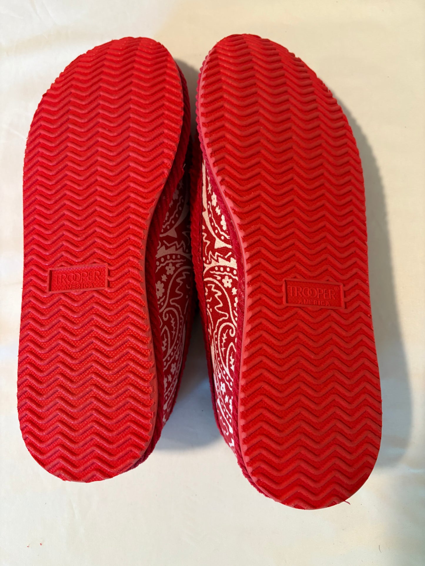 Trooper America Red Bandana Slippers Men’s 10 Women’s 12 House Shoes Paisley