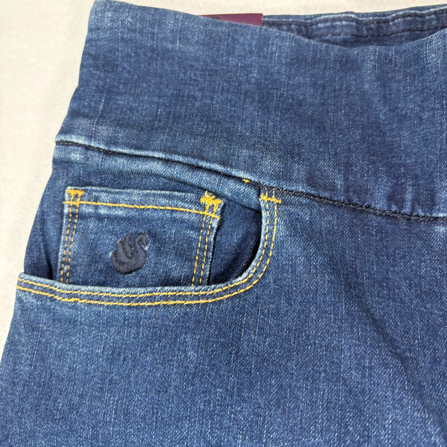 Gloria Vanderbilt Womens Amanda Capri Jeans Size 6 Blue Super Stretch Denim NWT