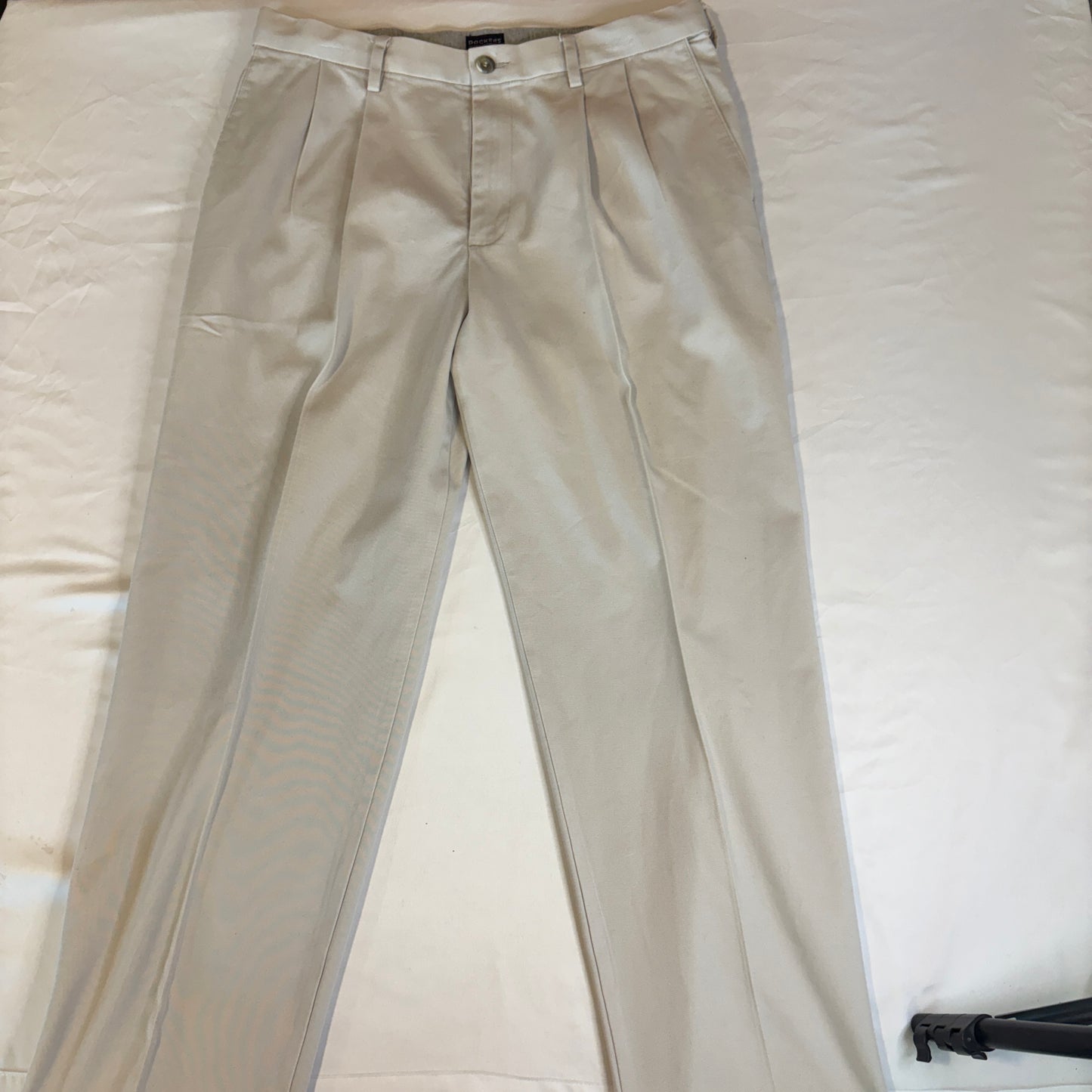 Dockers Men’s Khaki Pants Relaxed Fit Pleated Front Beige W33 L32