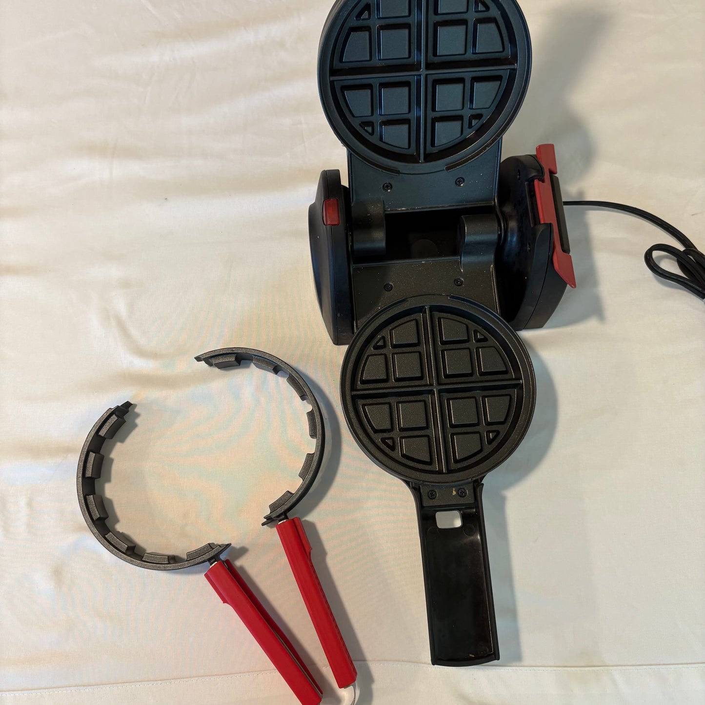 Rotating Waffle Maker Model 0351206 Round Flip Belgian Nonstick Iron 900W Tested