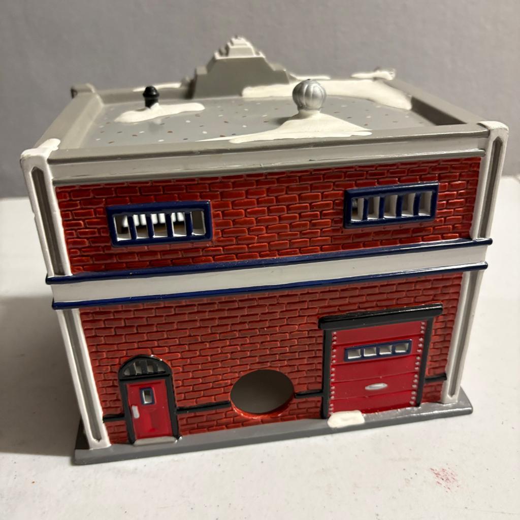 Department 56 Snow Village Lionel Electric Train Shop 54947 Christmas House Box