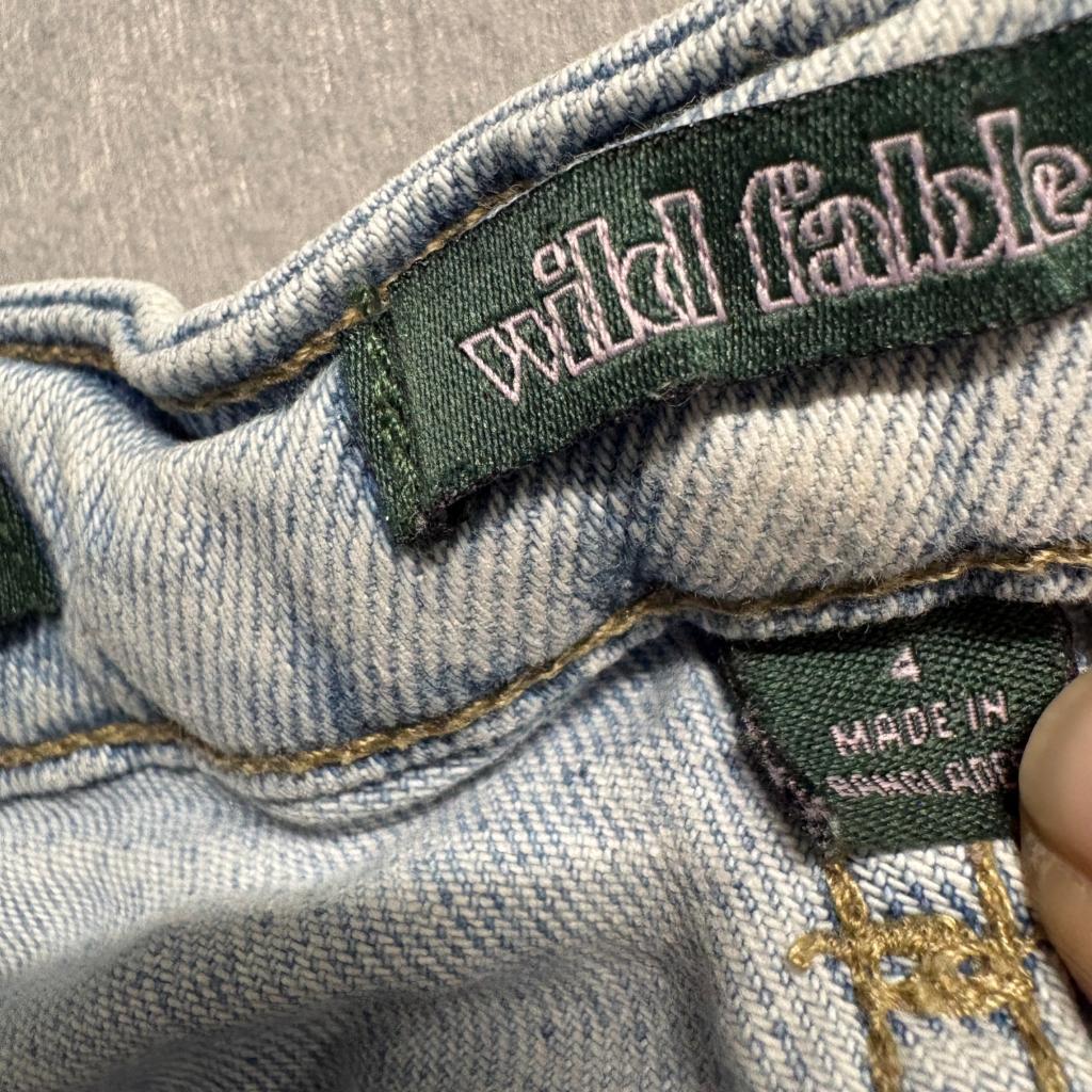 Wild Fable High Rise Straight Leg Jeans Womens Size 4 Light Wash Distressed