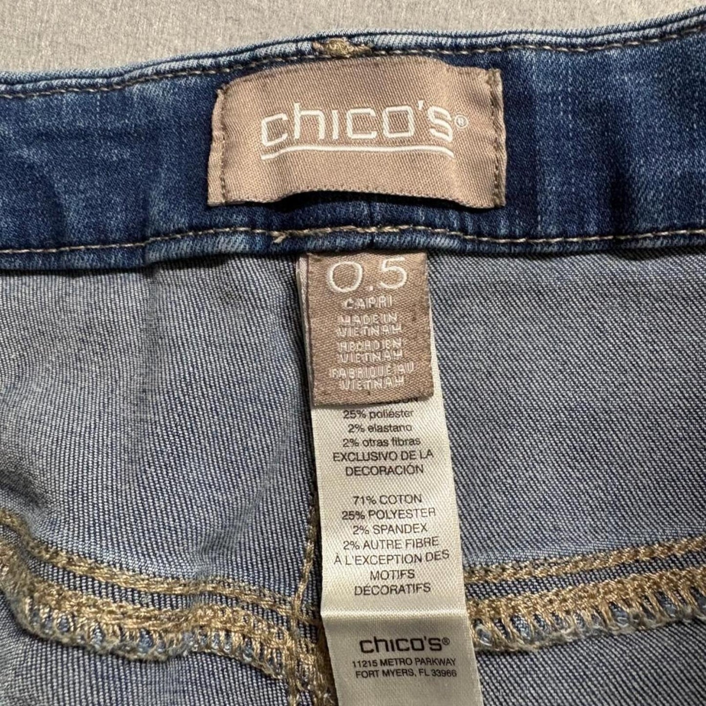 Chicos Denim Capri Jeans Womens Size 0.5 Medium Wash Stretch Cropped Blue