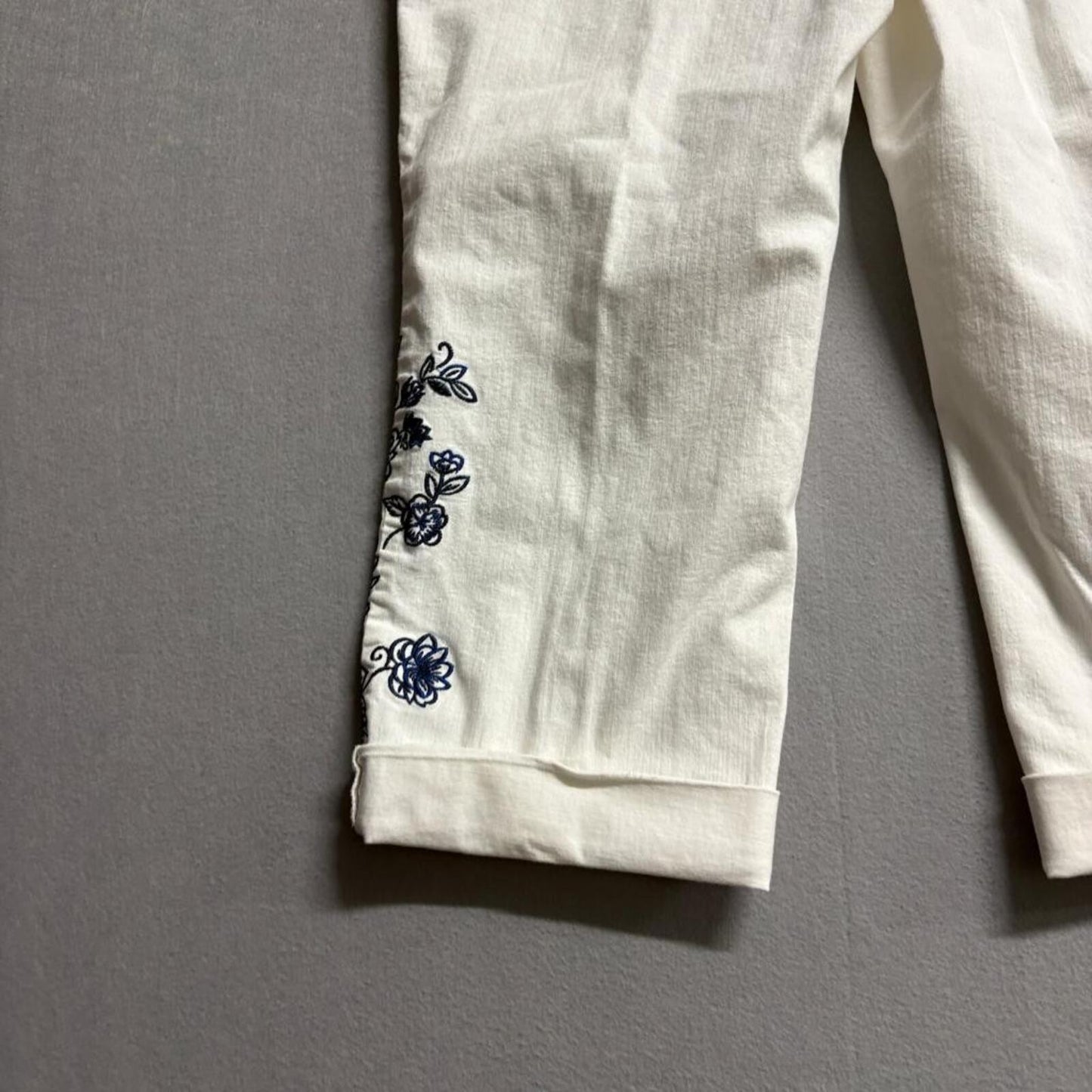 The Pioneer Woman White Embroidered Crop Jeans Womens XL Pull On Floral Cuffed