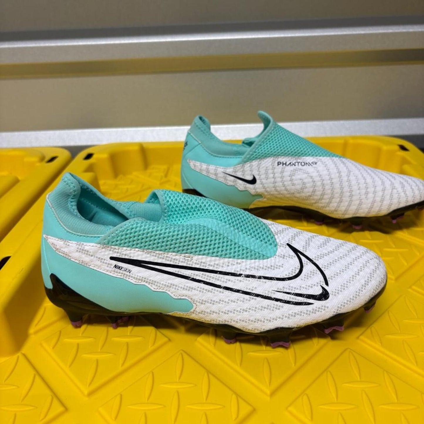 Nike Phantom GX Academy DF FG MG Mens Size 8 Soccer Cleats White Teal DD9472-300