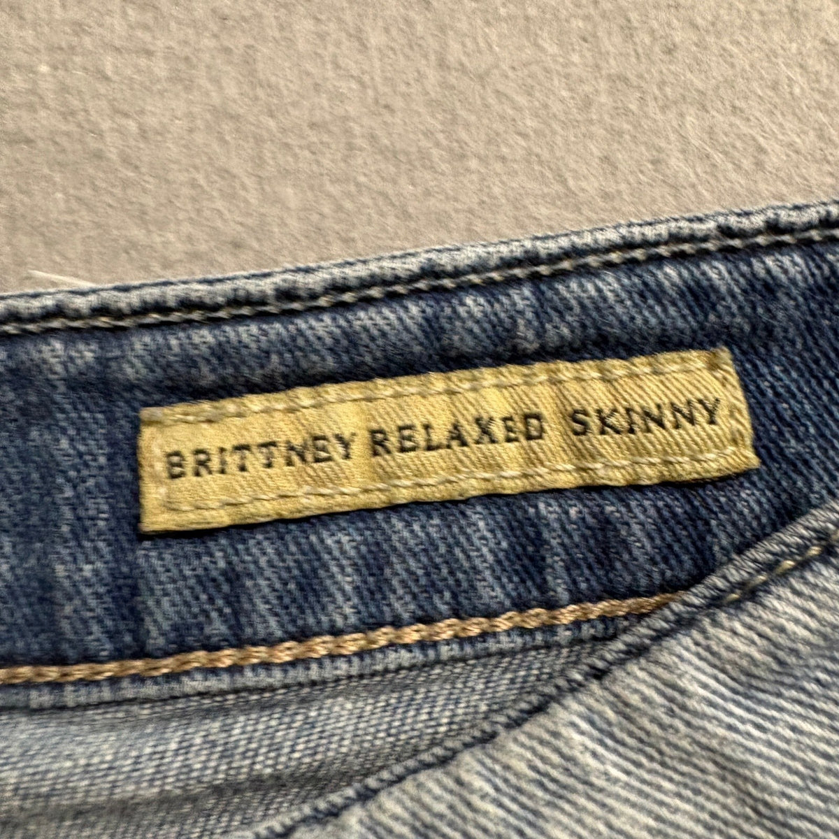 GUESS Los Angeles Brittney Relaxed Skinny Jeans Mens Women Size 28 Light