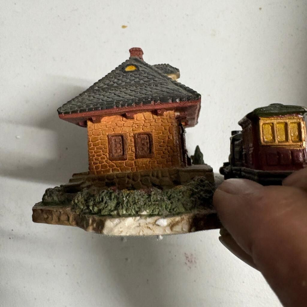 Department 56 Dickens Village Miniature Train Station and Train Cold Cast