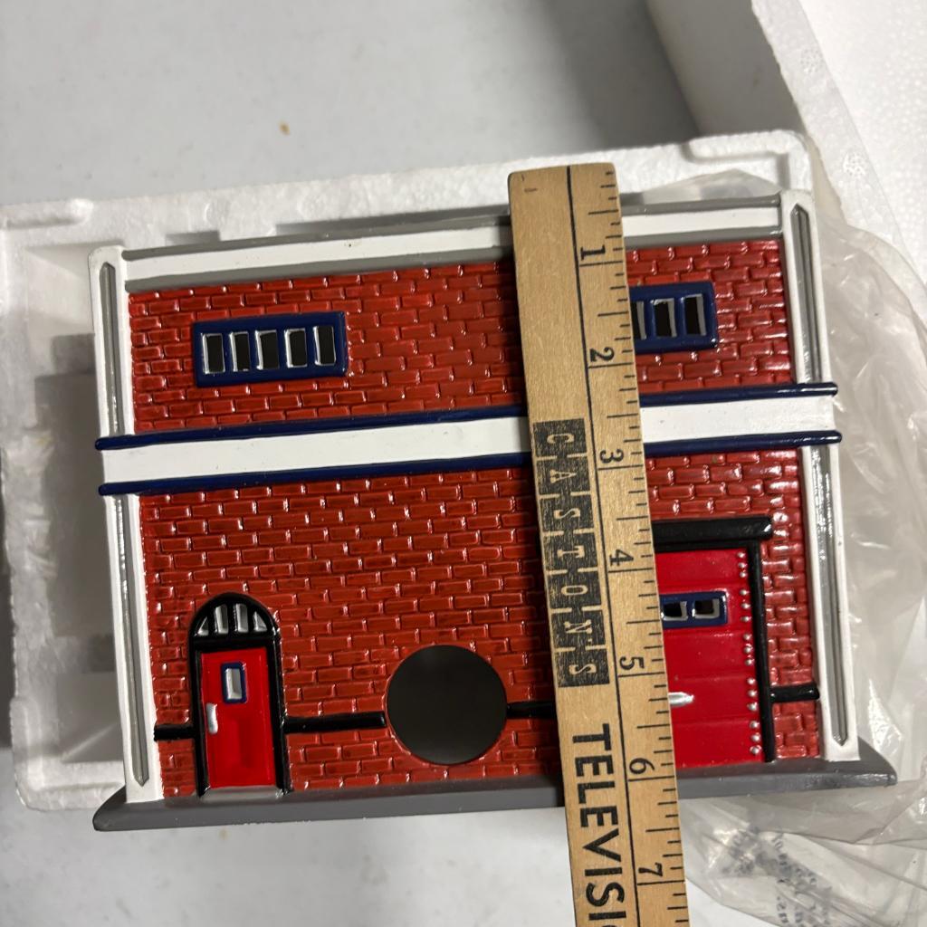 Department 56 Snow Village Lionel Electric Train Shop 54947 Christmas House Box