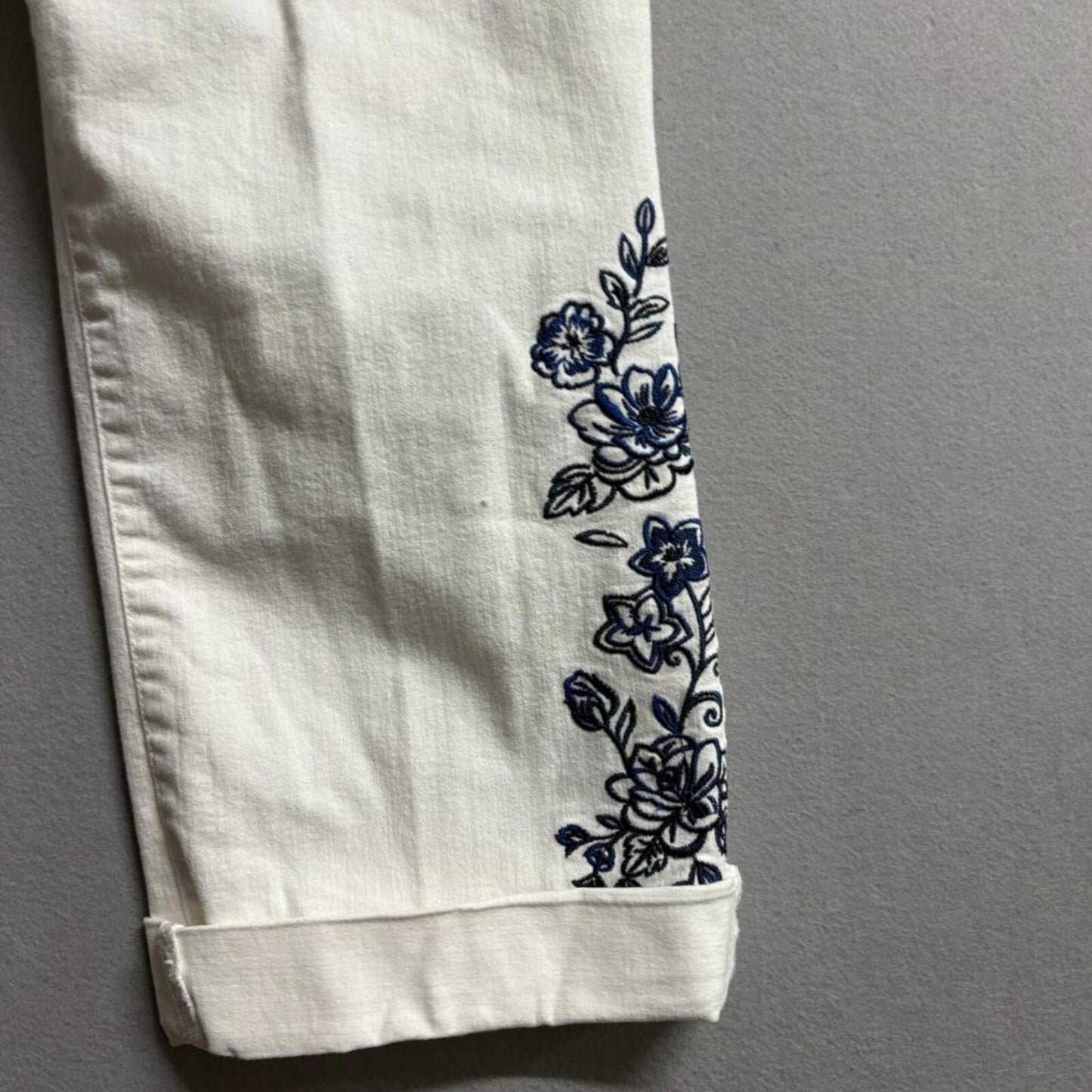 The Pioneer Woman White Embroidered Crop Jeans Womens XL Pull On Floral Cuffed