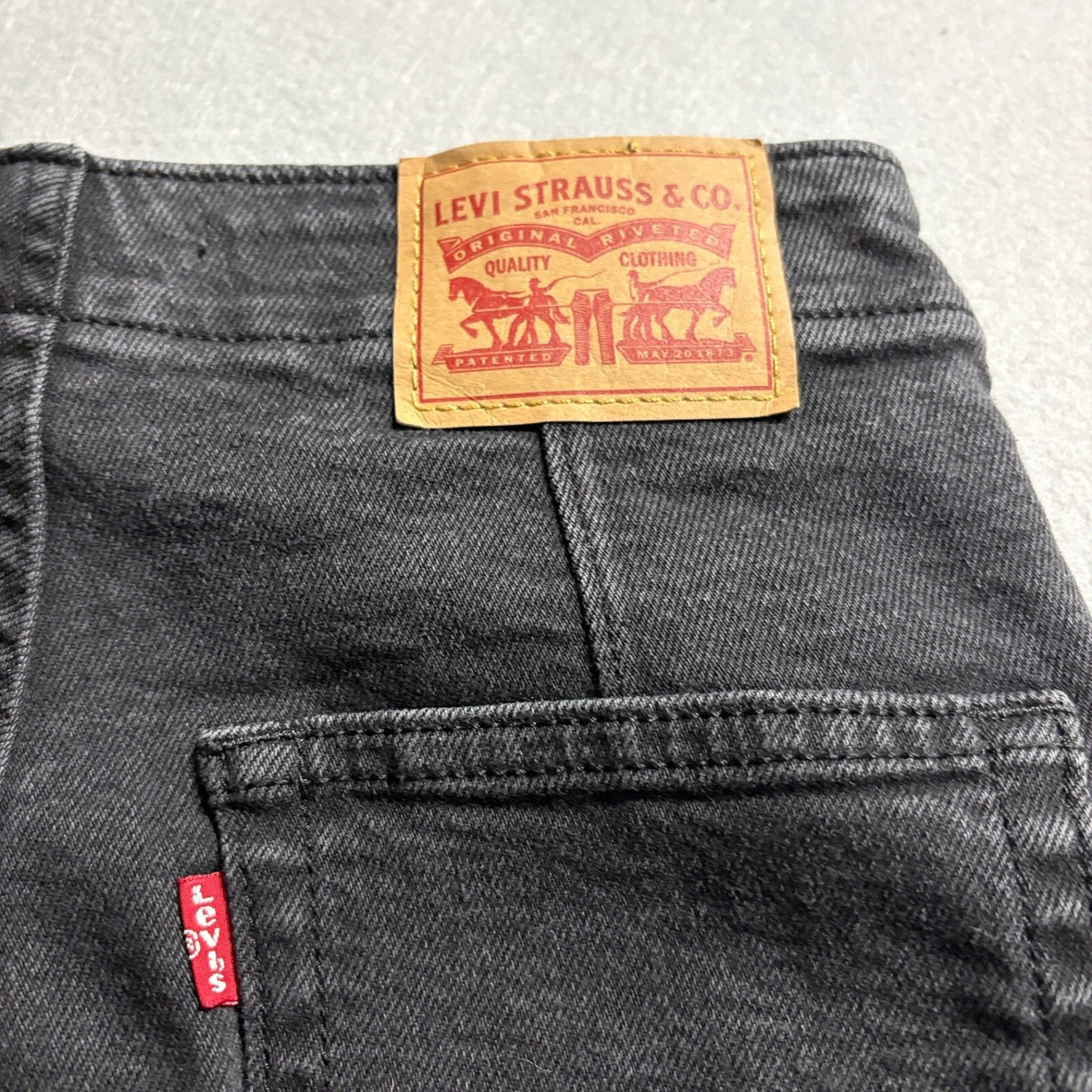 Levis High Waisted Taper Jeans Womens Size 25 W25 L29 Black Pleated Denim