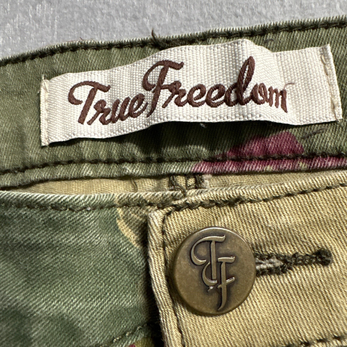 True Freedom Floral Camo Jeans Juniors Size 13 Olive Green Purple Rose Print